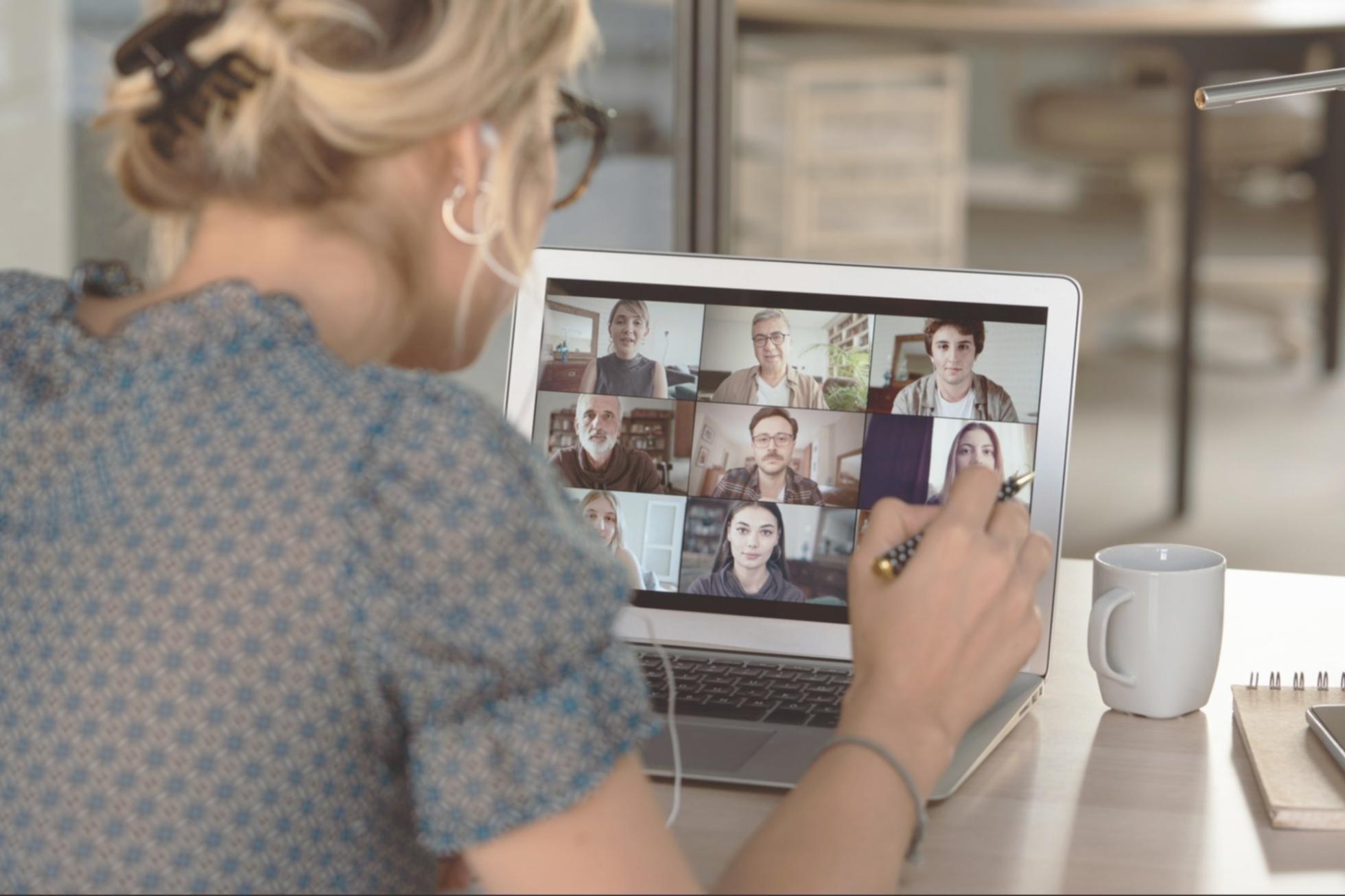 Draveniorlustha Team bei der Arbeit an neuen Kursinhalten